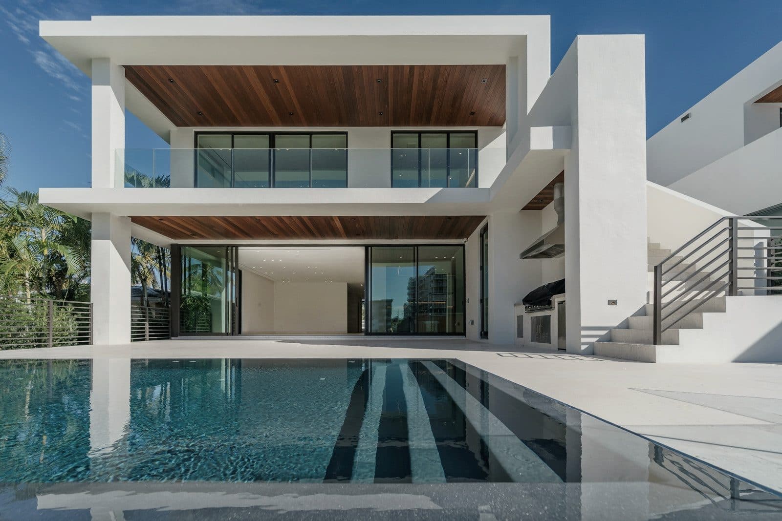 Villa contemporánea con piscina y voladizo de madera