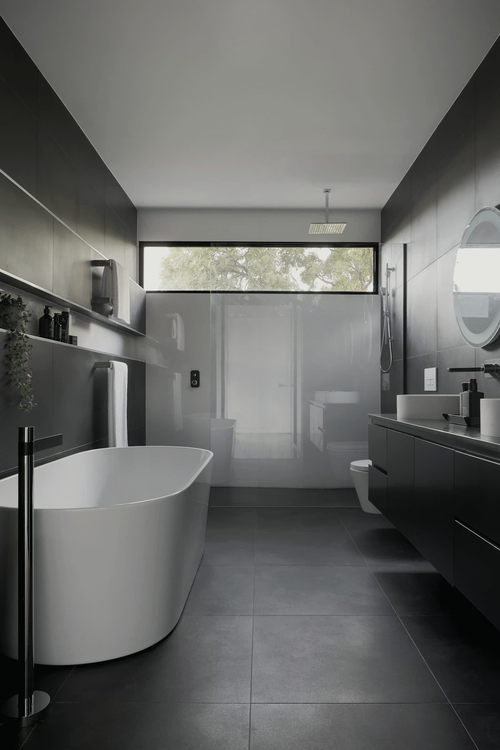 Baño de piedra con bañera exenta